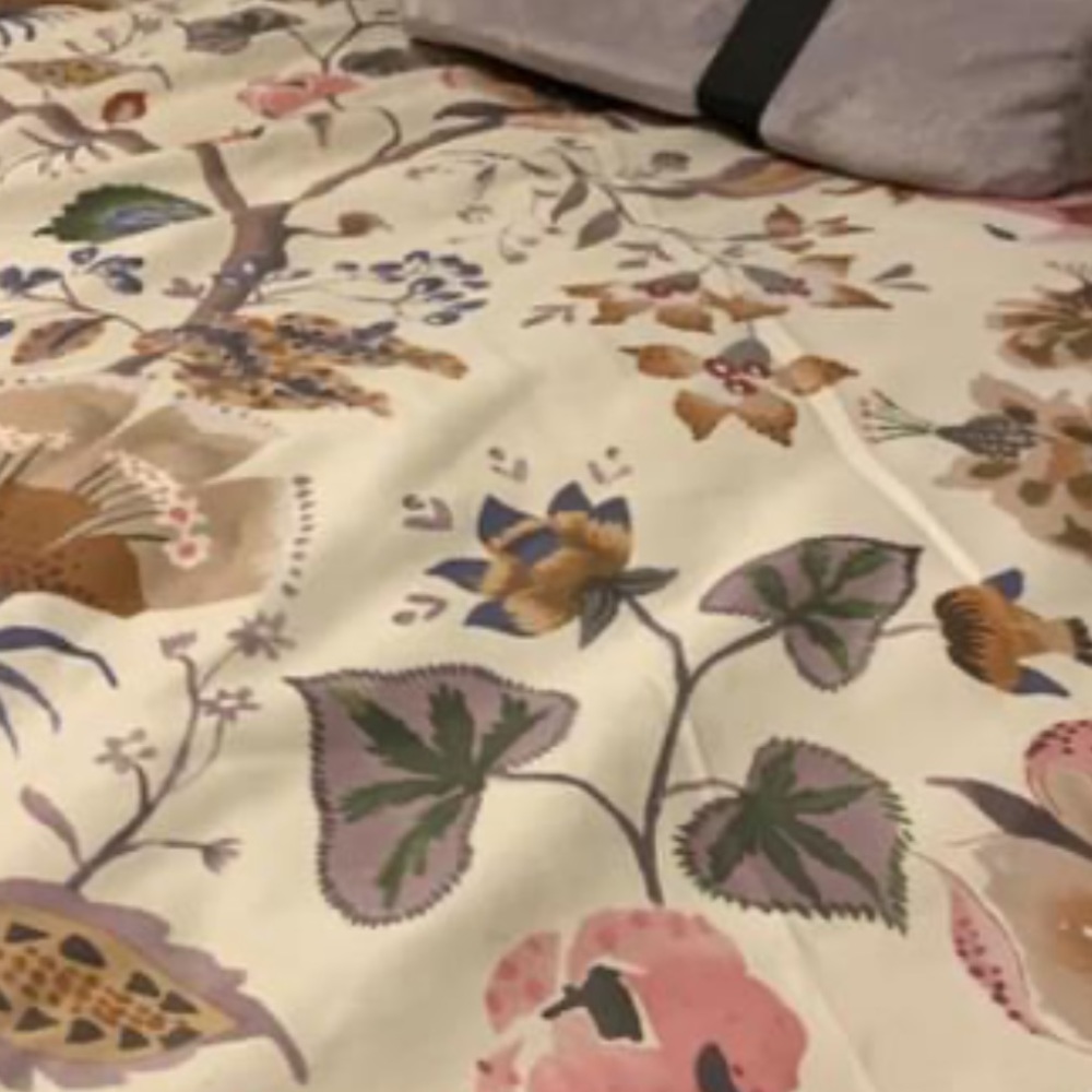 Queen bedding comforter comes with comforter and 2 decor pillows